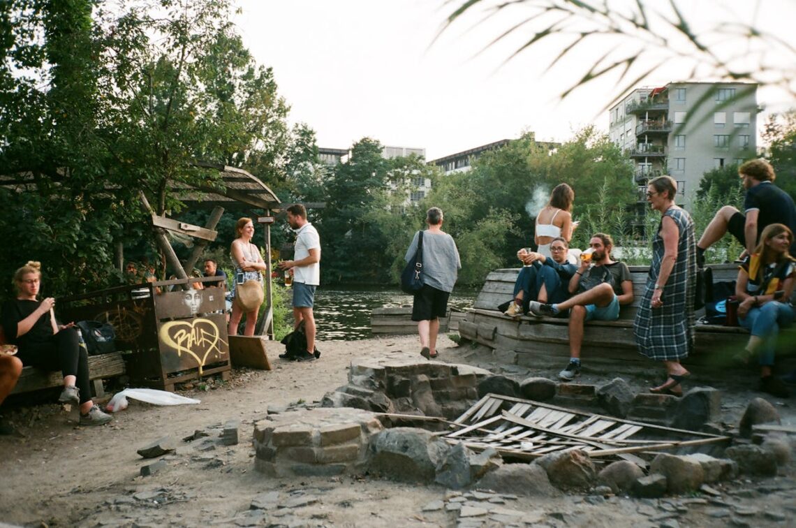 offline dating, meet someone special, real-world connections, dating without apps